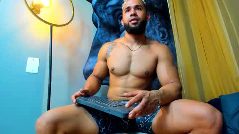Snapshot of massimo_cruz chatting on October 13, 11:40 pm massimo_cruz online show from October 13, 11:40 pm