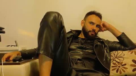 Snapshot of master_roberto333 chatting on October 19, 9:41 pm SIR online show from October 19, 9:41 pm