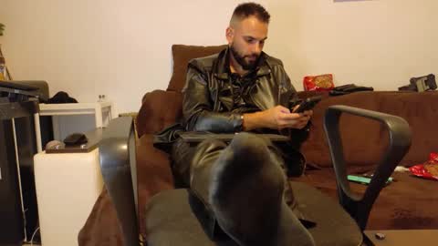 Snapshot of master_roberto333 chatting on October 8, 9:32 pm SIR online show from October 8, 9:32 pm