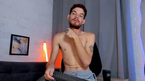 Snapshot of mateo_hunter chatting on October 18, 1:15 pm MATEO HUNTER online show from October 18, 1:15 pm