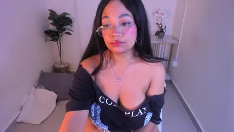 Snapshot of mathilde_lina chatting on October 10, 4:29 am Mathilde online show from October 10, 4:29 am