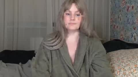 Snapshot of mathilde_solveig chatting on December 29, 3:57 pm mathilde_solveig online show from December 29, 3:57 pm