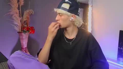 mattias     online show from September 20, 4:48 am