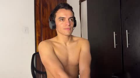 Snapshot of max_lancaster chatting on December 26, 12:14 am Max Lancaster online show from December 26, 12:14 am