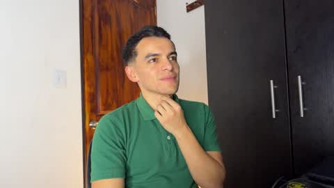Snapshot of max_lancaster chatting on December 29, 2:17 am Max Lancaster online show from December 29, 2:17 am