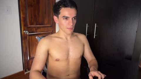 Snapshot of max_lancaster chatting on February 12, 11:41 pm Max Lancaster online show from February 12, 11:41 pm