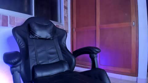 max_valiant1 online show from January 8, 2:17 am