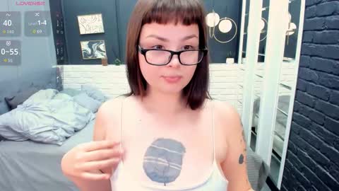 Woman online show from November 19, 2:05 pm