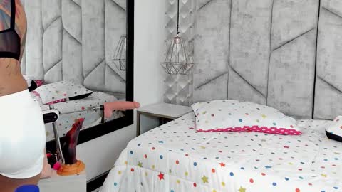 Nicolle Ruselle   Hello my lovely  schedule for great fun from  630 am and end 800 pm Colombian time I wait for you online show from November 6, 12:30 pm