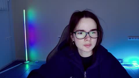 maybloom_ online show from February 2, 6:10 am