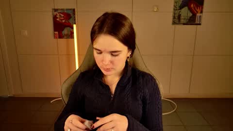 maybloom_ online show from November 25, 12:15 pm