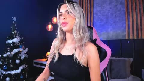 Snapshot of mayli_xx chatting on December 9, 8:00 am ALIS online show from December 9, 8:00 am
