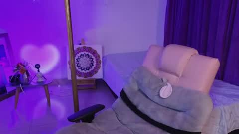                 Laura                 online show from April 21, 1:42 am