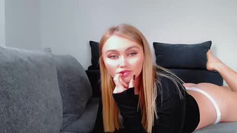 Snapshot of melani_a chatting on October 22, 1:24 pm Melania online show from October 22, 1:24 pm