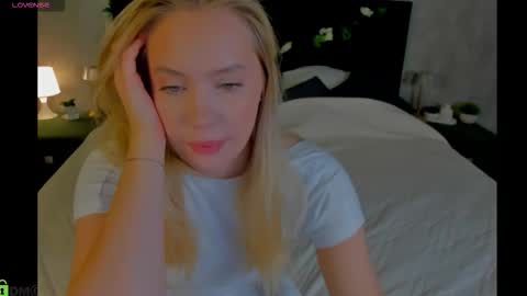 Melanie online show from December 3, 3:18 am