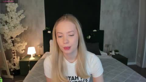 Melanie online show from December 15, 12:39 am