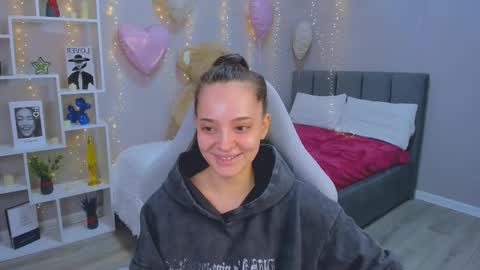 MelanieAlves online show from March 8, 12:53 pm