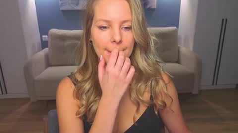 Melanie Bennett online show from January 10, 7:14 am