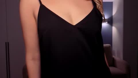 Melanie Bennett online show from February 12, 6:50 am