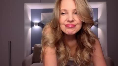 Melanie Bennett online show from February 7, 7:33 am