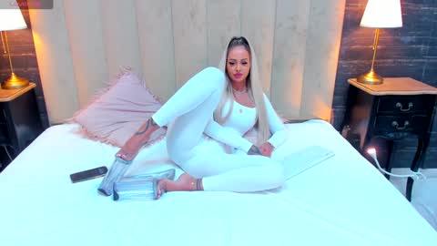 Snapshot of melanielexxx chatting on December 19, 6:45 pm OF melanielexxx online show from December 19, 6:45 pm