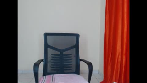 melaningoddess30 online show from February 18, 2:44 am