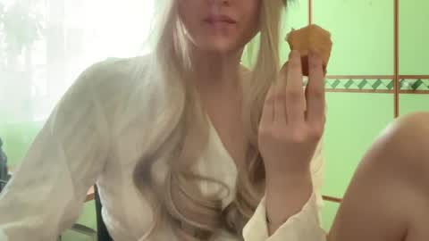 cutebutnyet online show from April 3, 10:22 am