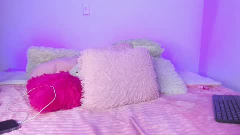 Snapshot of melody__77 chatting on February 24, 8:14 pm online show from February 24, 8:14 pm