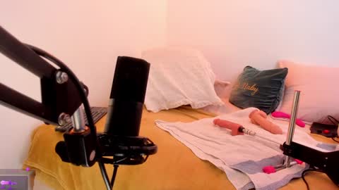 Snapshot of melody_bonnie22 chatting on February 8, 3:10 pm  Leslie  online show from February 8, 3:10 pm