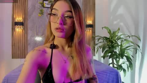 melodylanee online show from April 22, 11:17 am