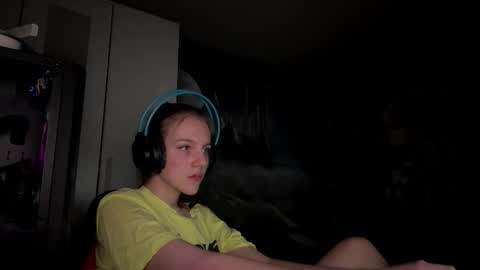 Hi Im Aria 18 years old online show from September 28, 3:10 pm