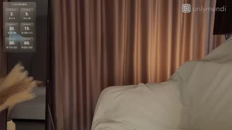 menndi online show from November 12, 9:22 am