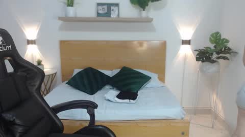 merida06 online show from December 3, 9:15 pm