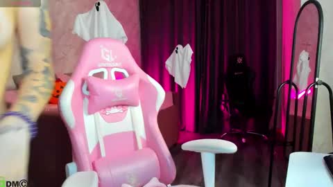 Mia  GMT7 Mon Tue Wen Thur 1000am-0300pm Sat 0300am-0900am online show from October 28, 12:33 am