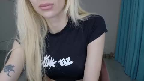 mia_angel online show from June 5, 6:35 pm