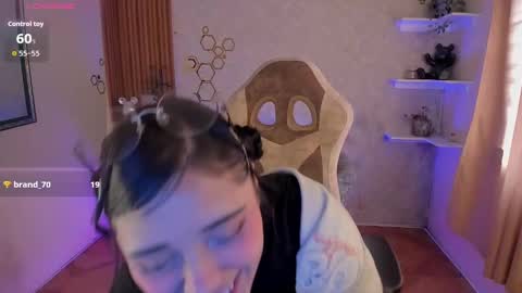 Mia online show from October 7, 6:04 pm