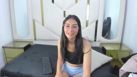 mia_clark18 online show from December 15, 8:05 pm