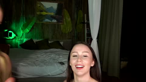 Snapshot of mia_cloudy chatting on January 25, 1:52 pm Mia and friends online show from January 25, 1:52 pm