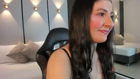 M I A  online show from April 19, 2:12 am