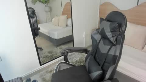 M I A  online show from November 26, 2:42 am