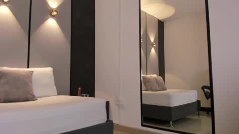 M I A  online show from April 10, 2:39 am