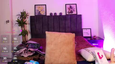 Mia online show from June 3, 8:47 pm