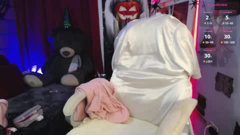 Snapshot of mia_downson chatting on October 22, 10:40 am Mia online show from October 22, 10:40 am