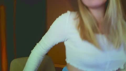 Mia online show from December 6, 5:49 pm