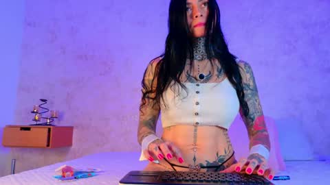 mia_hill1_ online show from May 24, 8:15 pm