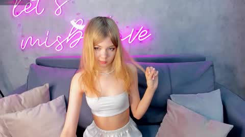 Snapshot of mia_liwis chatting on October 21, 9:36 am Minnie online show from October 21, 9:36 am