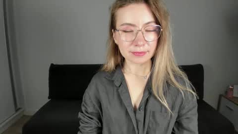 Mia online show from December 21, 2:34 pm