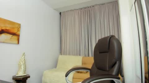 Mia online show from February 20, 11:45 am