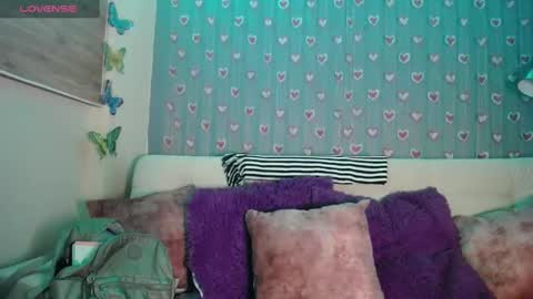 Snapshot of mia_petitebaby chatting on October 31, 3:29 am  Ma  online show from October 31, 3:29 am