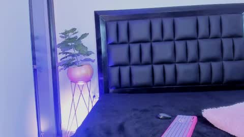 mia online show from April 22, 7:04 am